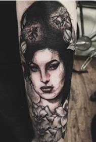 Matériel de tatouage, photo de tatouage de personnage masculin de bras, de fleur et de fille