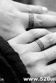 Ringen tatuering mönster på fingret