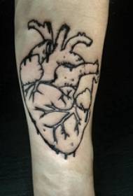 Garis lengan tato anak laki-laki abstrak pada gambar tato jantung hitam
