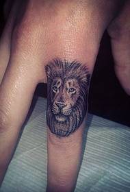 Pikku leijonanpää tatuointi sormella