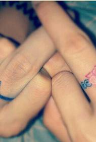 Gishta çift modeli i bukur shumë i bukur i tatuazheve të unazave të luleve