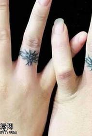 Patró de tatuatge amb tòtem de personalitat del dit
