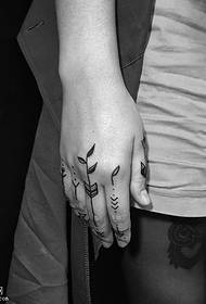 Padrão de tatuagem de folha no dedo