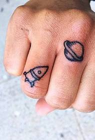 Raket tatoveringsmønster på fingeren