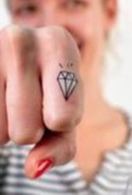 手指新鮮鑽石紋身