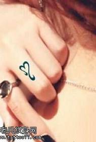 Prst mali uzorak totem tetovaža ljubavi