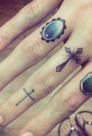 Tattoo patroon van vinger kruisjuweel