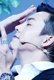 National idol Chen Weijun's fashion finger tattoo