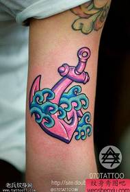 Tatuaje de ancla de color de brazo tatuaje trabaja por tattoo show