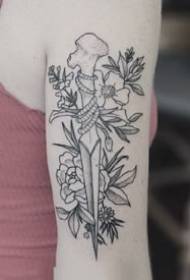Подходящ голям точков черни и сиви флорални татуировки на ръцете и бедрата