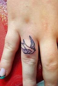 Небольшая свежая миниатюрная татуировка на женских суставах пальцев