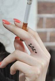 Malé tetování na prstu