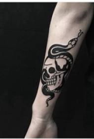 Gyvatė iš gyvatės ir dailus tatuiruotės modelis ant juodos gyvatės ir dailus tatuiruotės paveikslėlis