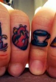 un modello di tatuaggio con le dita