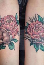Татуировка модел цвете момиче ръка на цветя и заек татуировка снимка