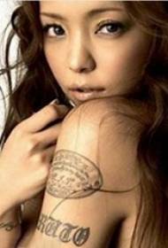 Brazo Amuro Namie de tatuaje de estrelas na tatuaxe de selo negro