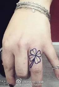 Beauty finger delicate four-leaf clover tattoo pattern