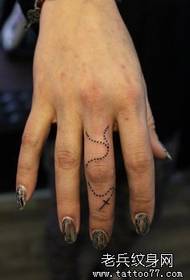Tetovējums ar pirkstu tetovējuma kronšteina tetovējuma mākslas darbu attēlu