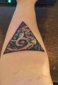 Trikampio tatuiruotės iliustracija berniuko ranką ant žvaigždėto dangaus tatuiruotės paveikslo