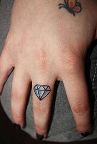 Krásné a pěkné malé diamantové tetování na prstu