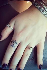 Patrón de tatuaxe de loto simple simpático de dedo