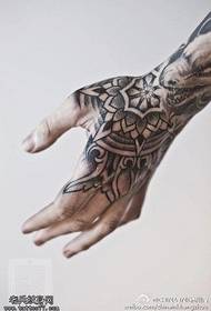 Hand klassieke tatoeëringpatroon van vanielje-tatoeëring
