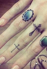 Finger tattoo cross gems tetovējums modelis mākslas darbs attēlu