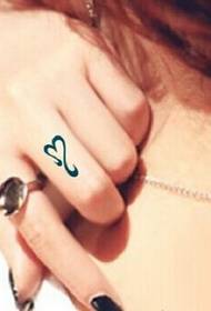 Girls' fingers fresh and beautiful heart-shaped totem tattoo pictures
