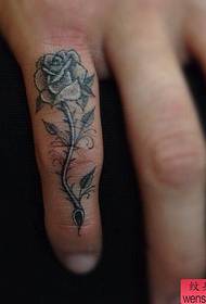 Tatouage au doigt, tatouage, oeuvre de tatouage, appréciation de l'image