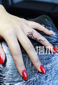 लड़की उंगली सुंदर लाइन टैटू