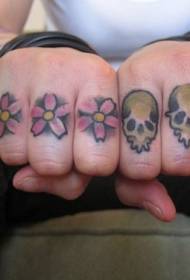 Fingerfarve smuk kirsebærblomst og tatoveringsbillede af kraniet