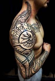 Tribu totem tatuaje geometriko eta lerro konbinazio maskulinoen tribu totem tatuaje