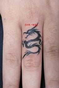 Piršto gana paprastas drakono figūros tatuiruotės paveikslėlis