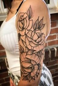 18 schwarze graue Blumentätowierungen auf dem Arm