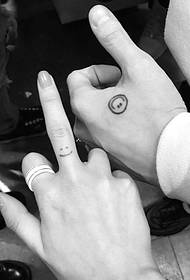 Lächeln Tattoo zwischen paar Fingern