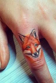 Μικρή τατουάζ κεφαλής αλεπού στο δάχτυλο