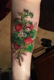 Tatouage végétal, photo de tatouage fraise fraîche sur le bras du garçon
