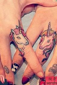 A tetováló show-kép egy ujjú egyszarvú tetoválásmintát ajánlott