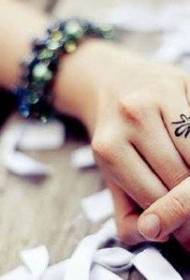 Mali cvjetni uzorak tetovaže na prstu