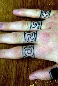 Finger svart forskjellig ring tatoveringsmønster