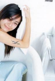 Tatuatge estrella del braç de Xu Huaiqi sobre la imatge de tatuatge en línia abstracta negra