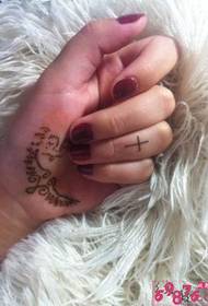 Слика прста криж тетоважа