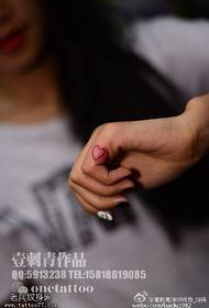 Loveубовта тетоважа на малиот прст