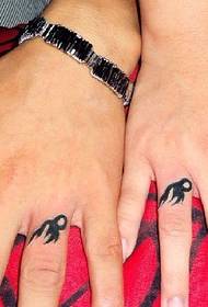 Lille par totem tatovering på finger