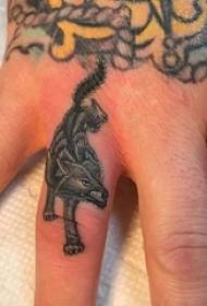 Liten djur tatuering pojke finger på svart räv tatuering bild
