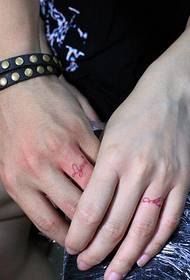 Tatuagem inglesa vermelha do dedo do anel dos pares
