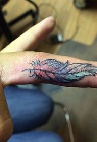 Pequena tatuaxe de plumas no dedo