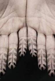 Изящна татуировка на татуировката на пръста