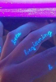 Lijepa engleska fluorescentna tetovaža slova na prstu