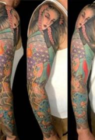 日本藝妓紋身花臂在男性手臂上的彩色藝妓紋身圖片